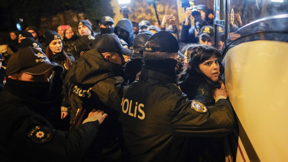 (FOTO) Privedeni demonstranti u Istanbulu na mitingu za prava žena, ubijeno više od 400 tokom ove godine