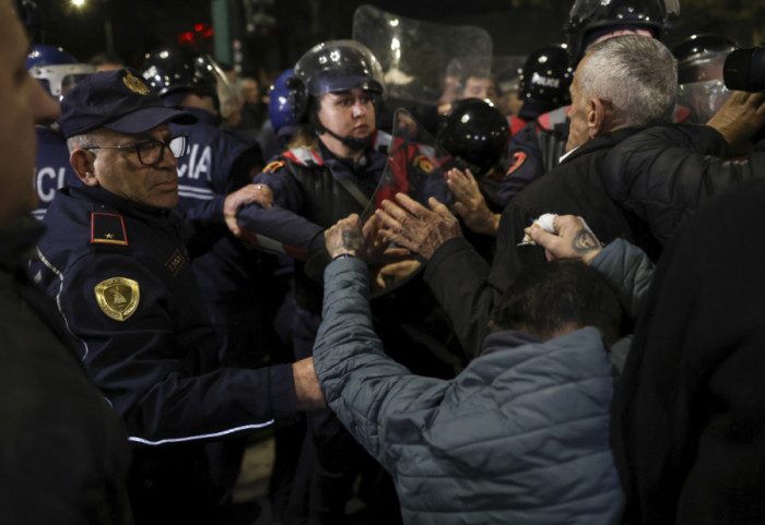 Sukobi pristalica stranke "Albanija nastaje" i policije ispred sedišta vlade u Tirani