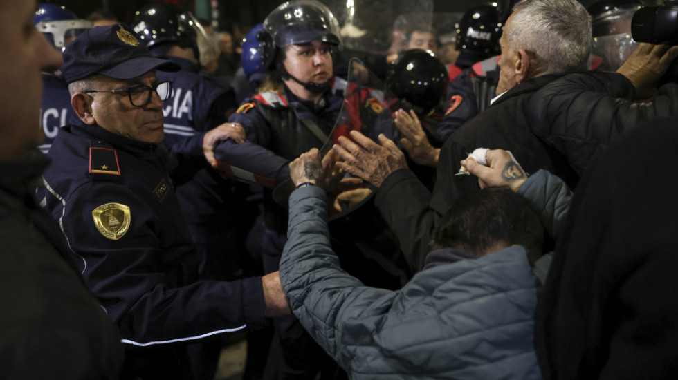 Sukobi pristalica stranke "Albanija nastaje" i policije ispred sedišta vlade u Tirani