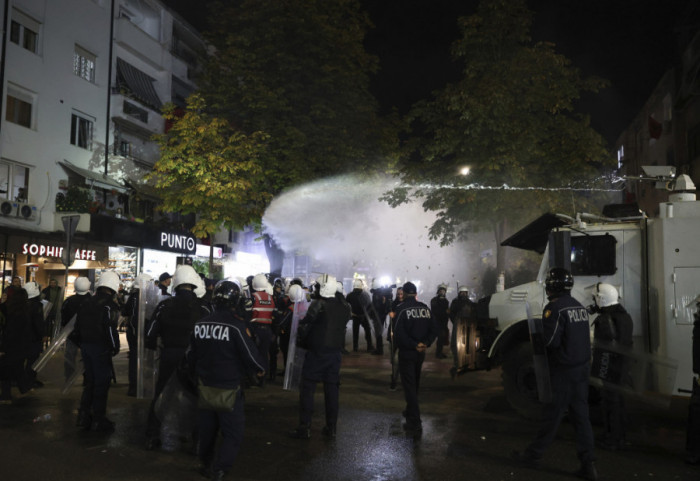 (FOTO) Protest opozicije u Tirani: Policija koristila vodene topove i suzavac