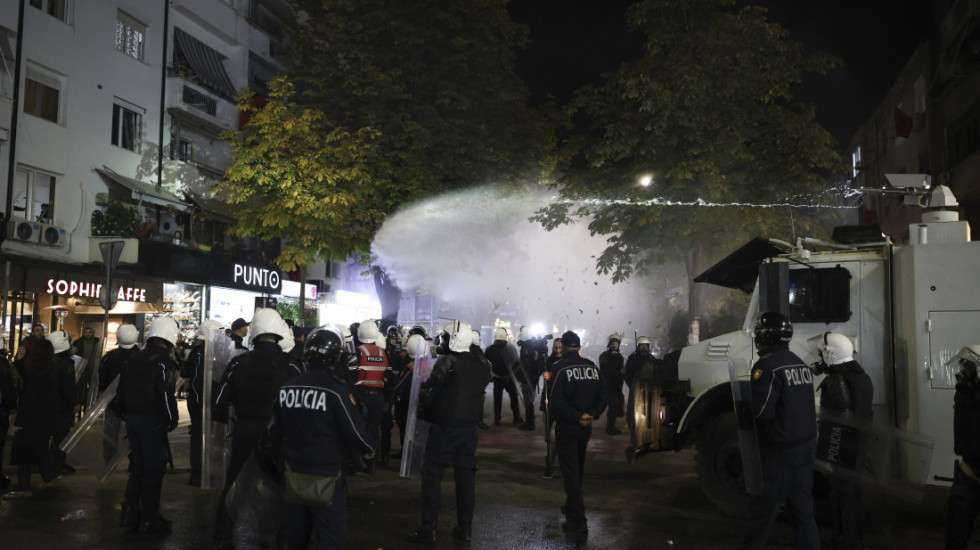 (FOTO) Protest opozicije u Tirani: Policija koristila vodene topove i suzavac