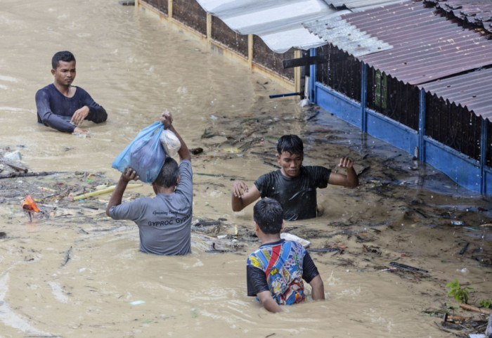 (FOTO) Najmanje 27 poginulih u poplavama i klizištima u Indoneziji, spasioci tragaju za nestalima