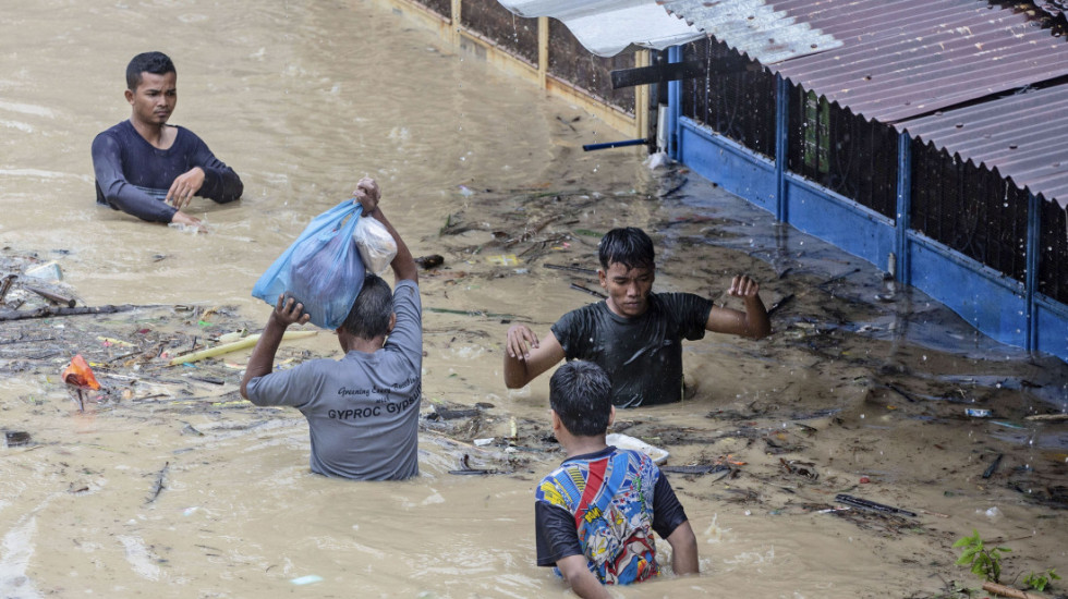 (FOTO) Najmanje 27 poginulih u poplavama i klizištima u Indoneziji, spasioci tragaju za nestalima