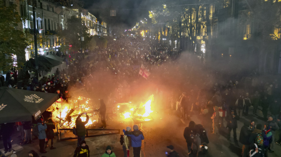 (FOTO) Protesti u Gruziji zbog najave odustajanja od evrointegracija: Uhapšena 43 demonstranta, povređeni novinari