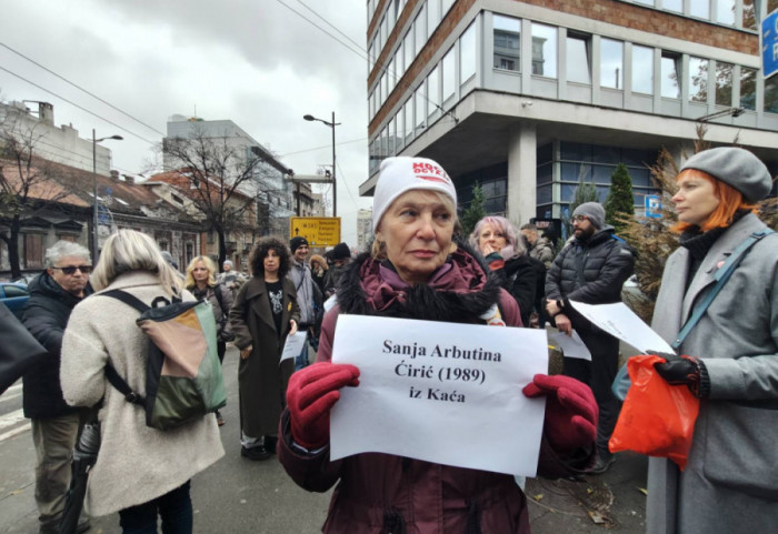 (FOTO/VIDEO) Petnaestominutnom blokadom Takovske ispred RTS građani odali počast stradalima u nesreći u Novom Sadu