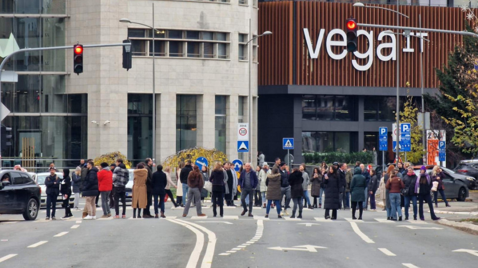 (FOTO/VIDEO) Novi Sad ponovo stao na 15 minuta, građani "provokatorima" okrenuli leđa