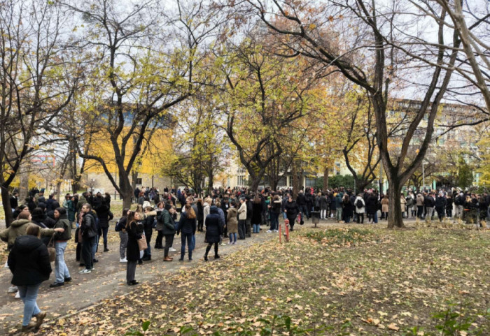 Novosadska opozicija nazvala lažnim tvrdnje Vučevića da su profesori gimnazije terali đake da podrže "Zastani Srbijo"