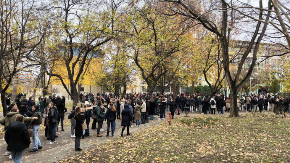 Novosadska opozicija nazvala lažnim tvrdnje Vučevića da su profesori gimnazije terali đake da podrže "Zastani Srbijo"