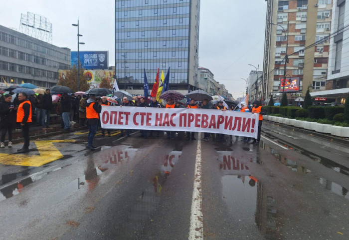 (FOTO) Protest prosvetara u Nišu: Ne odustaju od zahteva, časovi u školama na jugu Srbije i dalje 30 minuta