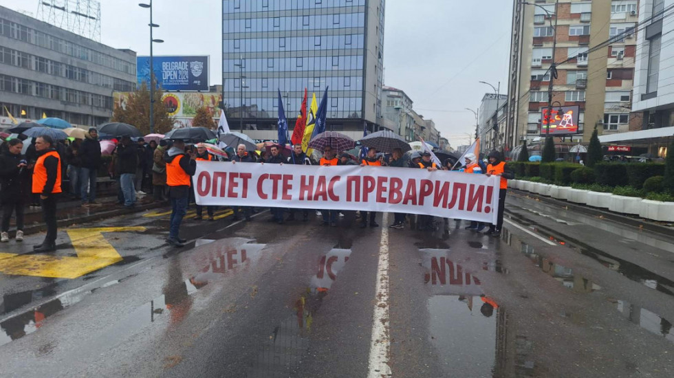 (FOTO) Protest prosvetara u Nišu: Ne odustaju od zahteva, časovi u školama na jugu Srbije i dalje 30 minuta