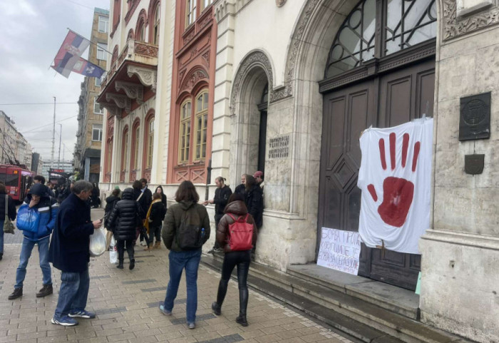 Studenti beogradskog univerziteta zajedno sa profesorima blokirali zgradu Rektorata na 12 sati