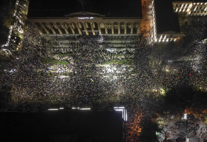 (FOTO) Hiljade demonstranata u Gruziji drugu noć zaredom na ulici, policija štiti parlament vodenim topovima