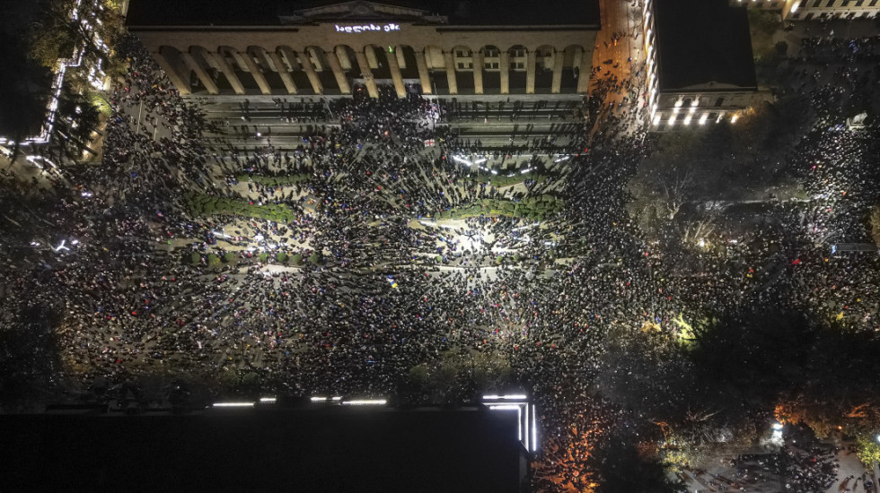 (FOTO) Hiljade demonstranata u Gruziji drugu noć zaredom na ulici, policija štiti parlament vodenim topovima