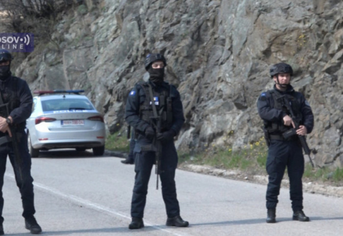 (FOTO/VIDEO) Specijalci Kosovske policije pretresali kuće i blokirali sela oko Zubinog Potoka, uhapšeno više osoba