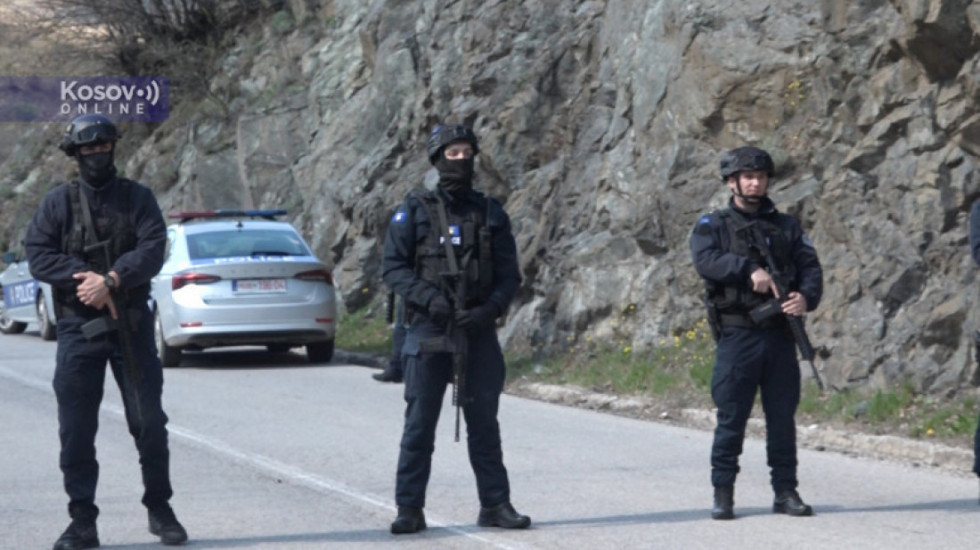 (FOTO/VIDEO) Specijalci Kosovske policije pretresali kuće i blokirali sela oko Zubinog Potoka, uhapšeno više osoba