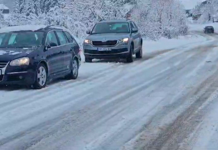 (FOTO) Na Zlatiboru oko 20 centimetara snega: Na nekim putevima zabrana za autobuse i kamione