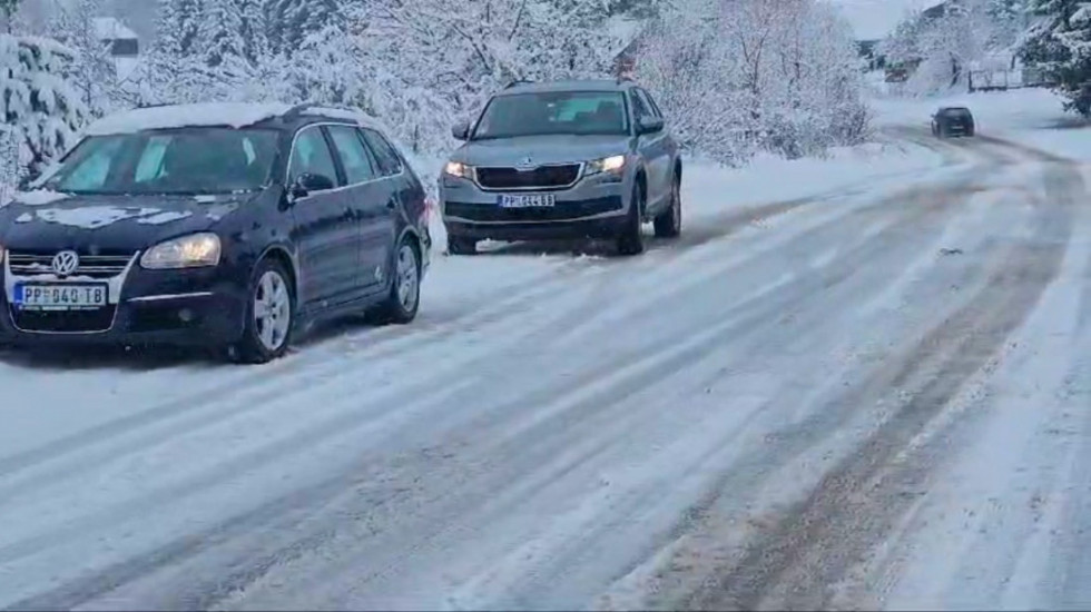 (FOTO) Na Zlatiboru oko 20 centimetara snega: Na nekim putevima zabrana za autobuse i kamione