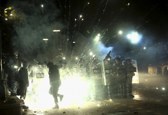 (FOTO) Hiljade demonstranata u Gruziji treću noć zaredom na ulici, požar u zgradi parlamenta