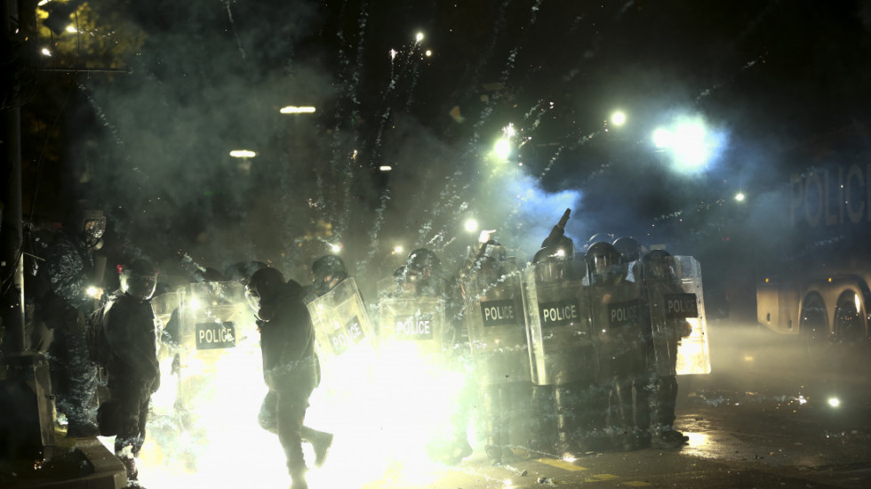 (FOTO) Hiljade demonstranata u Gruziji treću noć zaredom na ulici, požar u zgradi parlamenta