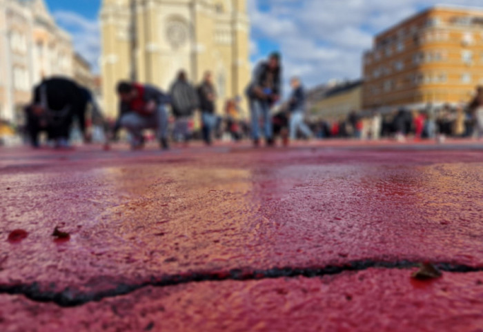 Održan protest  u Novom Sadu, plato ispred Skupštine grada ofarban u crveno