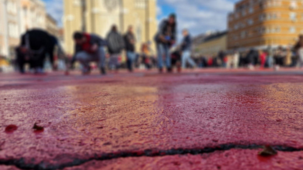 Održan protest  u Novom Sadu, plato ispred Skupštine grada ofarban u crveno