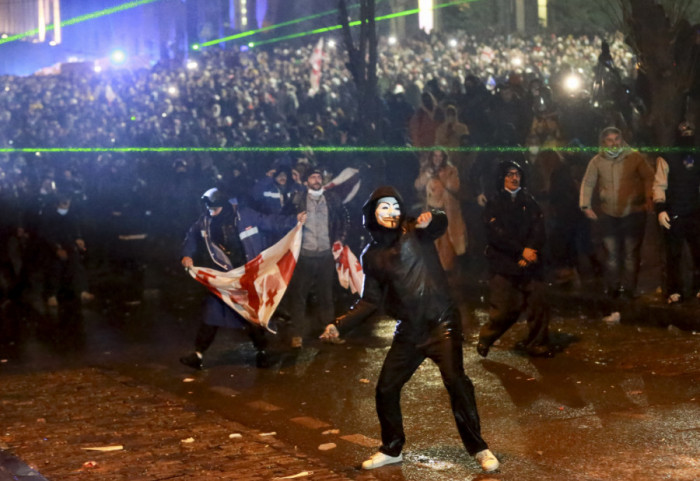 (FOTO/VIDEO) Protesti u Tbilisiju: Povređen 21 policajac, privedena 224 demonstranta, među njima i opozicioni lider