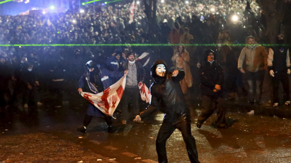 (FOTO/VIDEO) Protesti u Tbilisiju: Povređen 21 policajac, privedena 224 demonstranta, među njima i opozicioni lider