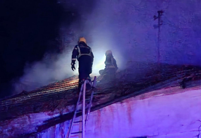 (FOTO) Požar u kući u Žarkovu, vatrogasci gasili plamen na krovu i potkrovlju