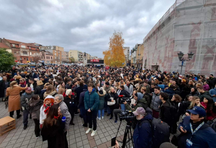 (VIDEO) Održan javni čas za odbranu dostojanstva Gimnazije "Jovan Jovanović Zmaj" u Novom Sadu