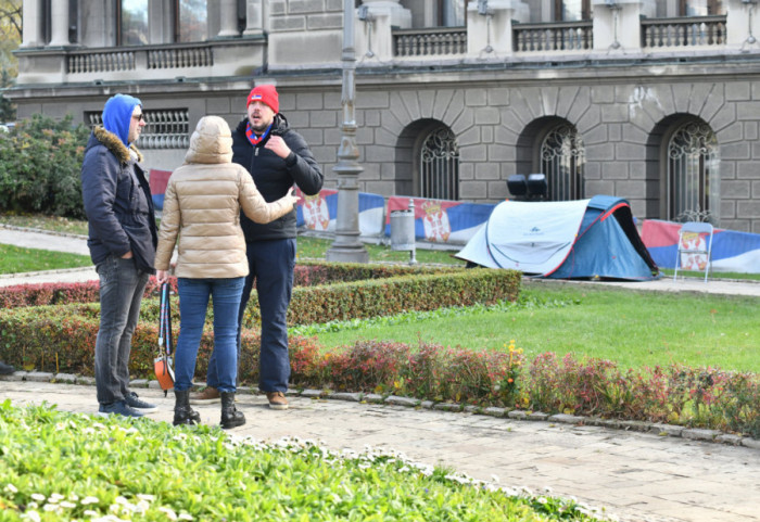 (VIDEO) Vladimir Štimac sam protestuje ispred Predsedništva: Traži odgovornost za pad nadstrešnice i zove građane