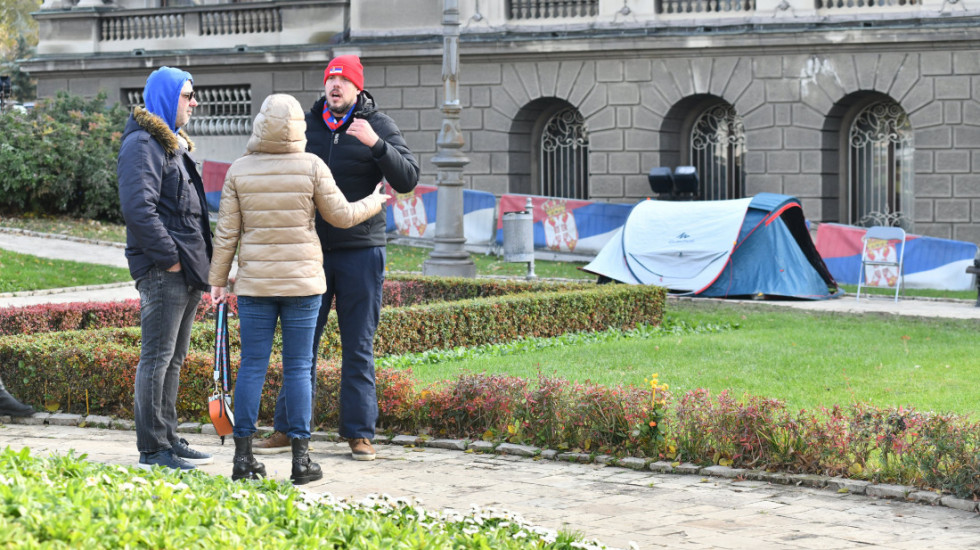 (VIDEO) Vladimir Štimac sam protestuje ispred Predsedništva: Traži odgovornost za pad nadstrešnice i zove građane