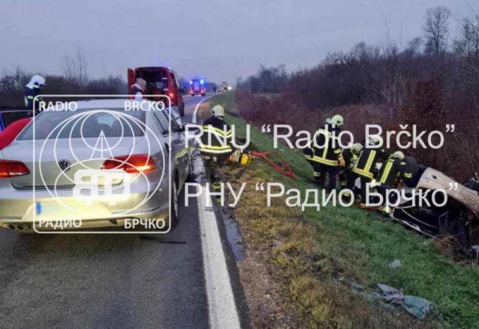 U teškoj saobraćajnoj nesreći kod Brčkog stradali devojka (22) i njena dva mlađa brata