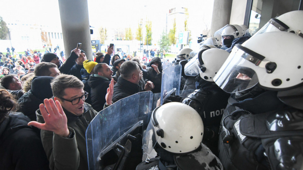 (FOTO/VIDEO) Đurić ostaje gradonačelnik Novog Sada: Građani pokušali da uđu u gradski parlament, četvoro privedeno