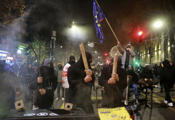 Protest opozicije u Gruziji: Policajci raspoređeni u ulicama kod parlamenta u Tbilisiju