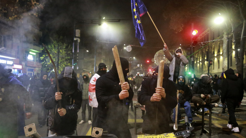 Šesti dan protesta opozicije u Gruziji: Policajci opremljeni za razbijanje demonstracija raspoređeni oko parlamenta