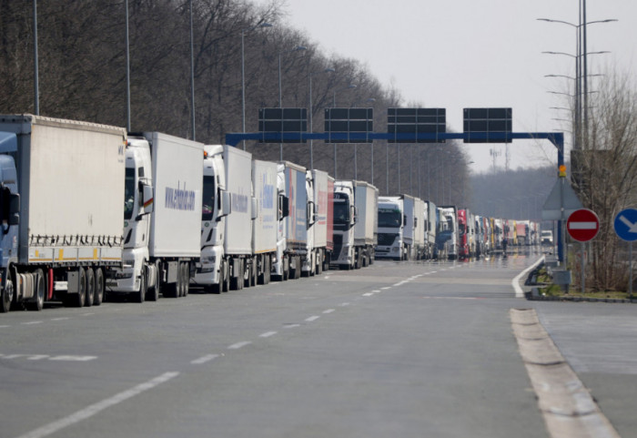 Teretna vozila na graničnom prelazu Batrovci čekaju 20 sati