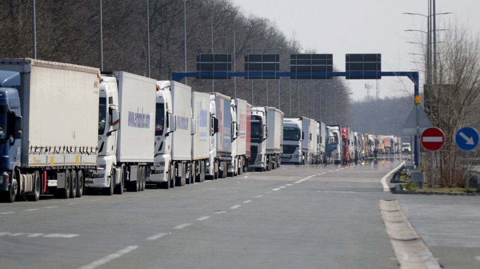 Teretna vozila čekaju 17 sati na izlazu iz zemlje na prelazu Batrovci