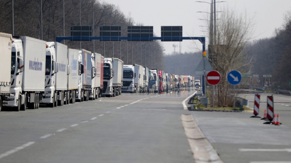 Na graničnom prelazu Batrovci kolona kamiona turskih prevoznika duga 15 kilometara