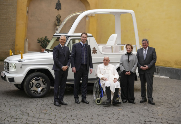 (FOTO) Papa Franja dobija novi "papamobil": Mercedes napravio električni kabriolet G-klase