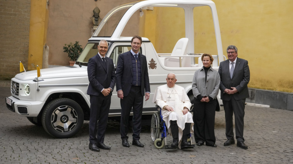 (FOTO) Papa Franja dobija novi "papamobil": Mercedes napravio električni kabriolet G-klase