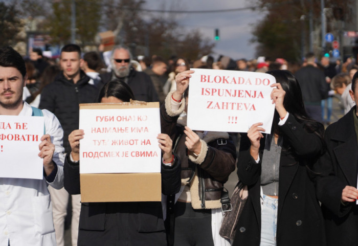 (FOTO) Studenti i građani u više mesta u Srbiji izašli na ulice da podsete na žrtve tragedije na Železničkoj stanici