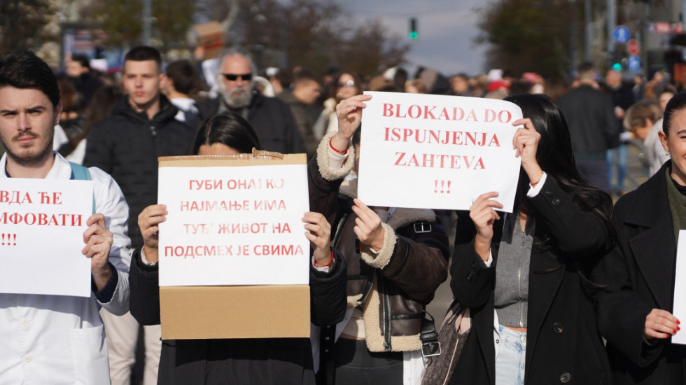 (FOTO) Studenti i građani u više mesta u Srbiji izašli na ulice da podsete na žrtve tragedije na Železničkoj stanici