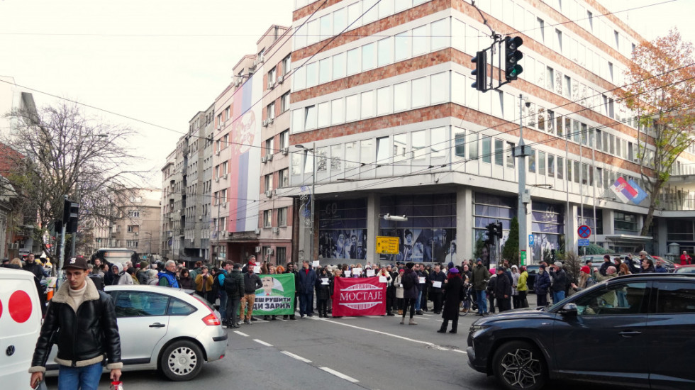 Petnaestominutnom blokadom Takovske ispred zgrade RTS građani odali počast žrtvama tragedije u Novom Sadu