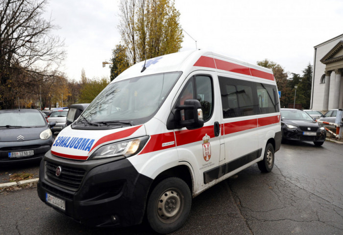 (FOTO) Saobraćajna nesreća u Kraljevu: Automobil završio u kanalu, vozač prevezen u bolnicu