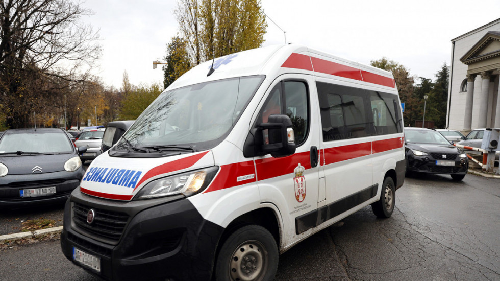 (FOTO) Saobraćajna nesreća u Kraljevu: Automobil završio u kanalu, vozač prevezen u bolnicu