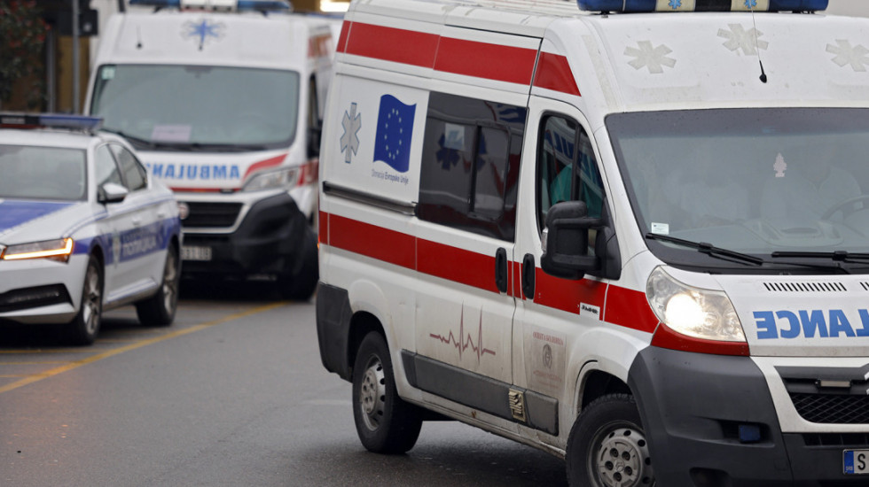 (VIDEO) Maskirani mladići u centru Novog Sada palicama pretukli trojicu tinejdžera naočigled brojnih prolaznika