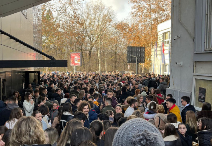 Studenti FON proglasili celodnevnu blokadu fakulteta do ispunjenja zahteva, nastava potpuno obustavljena