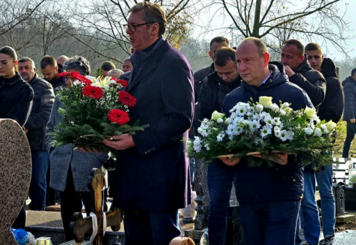 Vučić na pomenu tinejdžeru iz Stepanovićeva: "Pravda da bude zadovoljena, a stradali da ne budu zaboravljeni"