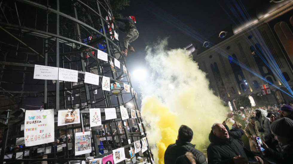 (FOTO) Hiljade ljudi demonstrira u Tbilisiju protiv vlade Gruzije: "Nije vreme za zabavu"