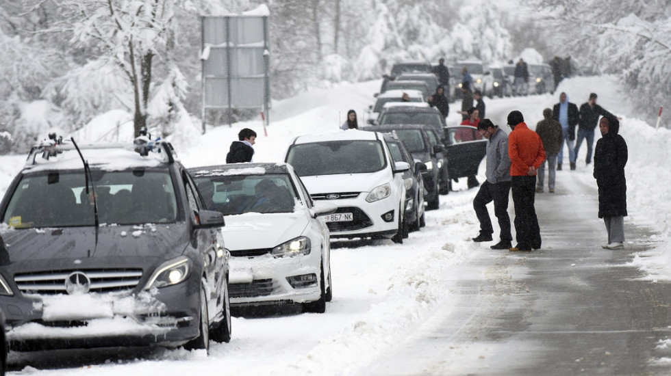 U Mačvanskom okrugu oko 10.000 stanovnika i dalje bez struje, kod Ljubovije i Krupnja palo više od pola metra snega